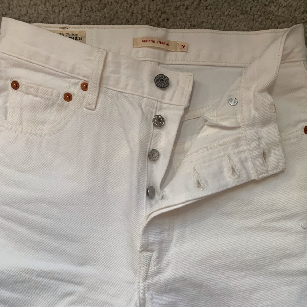 Authentic Levi’s Ribcage Straight - Picture 2 of 4